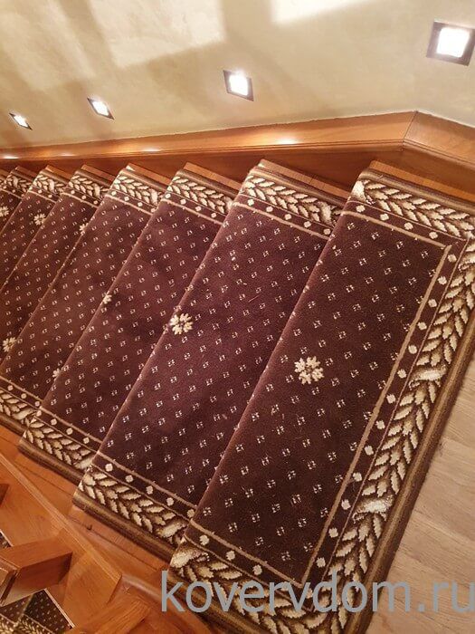 Полушерстяная ковровая дорожка CLASSIC brown с укладкой на лестницу