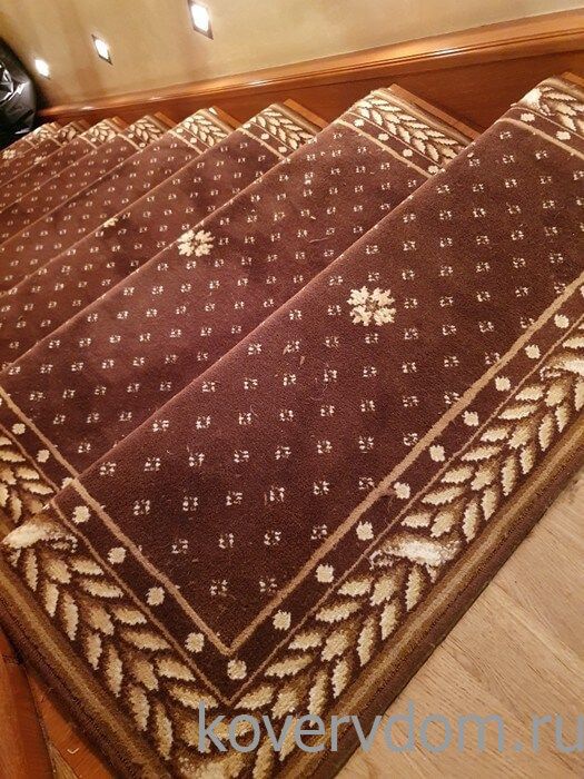 Полушерстяная ковровая дорожка CLASSIC brown с укладкой на лестницу